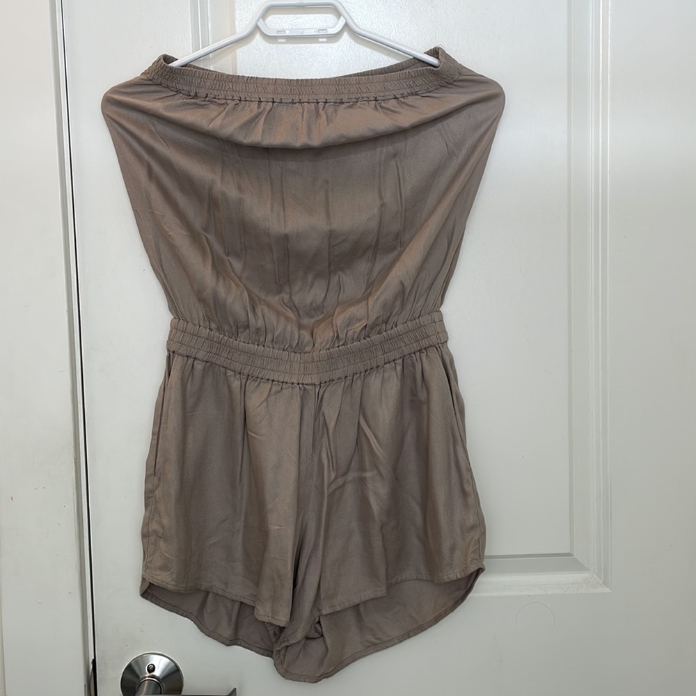 ARITZIA Azure Skies Cropsey Strapless Romper in a Beige/Tan XS. Good condition. - Picture 3 of 4